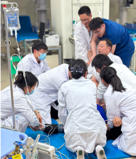 03——重庆游客髋关节脱位，医生实施“手法复位”。市急救医疗中心供图