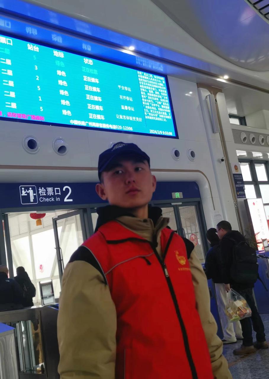 “00后”小伙做志愿者服务春运三年超六百小时,今年还把弟弟带上1