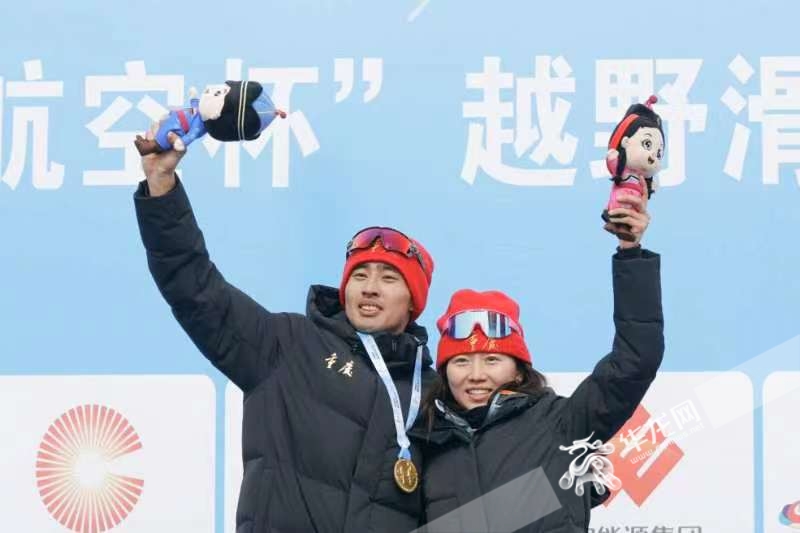 重庆运动员王强（左）在越野滑雪公开组男子双追逐比赛中摘得金牌，这也是重庆体育发展史上，在全国冬运会获得的首枚金牌。华龙网特派记者 石涛 摄