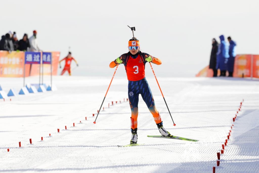 重庆队运动员张岩（3号号码布）参加冬季两项公开组女子10公里追逐比赛，图为张岩出发瞬间。华龙网特派记者 石涛 摄