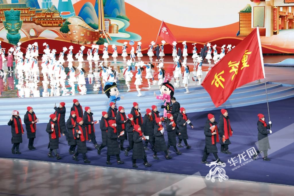 “十四冬”开幕式上，重庆市代表团首次在全国冬运会上举旗亮相。华龙网特派记者 石涛 摄