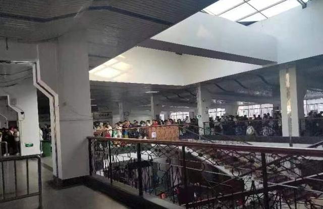 春运迎来返程高峰：有人出发一天仍未出省，有人辗转4种交通工具顺利返程4