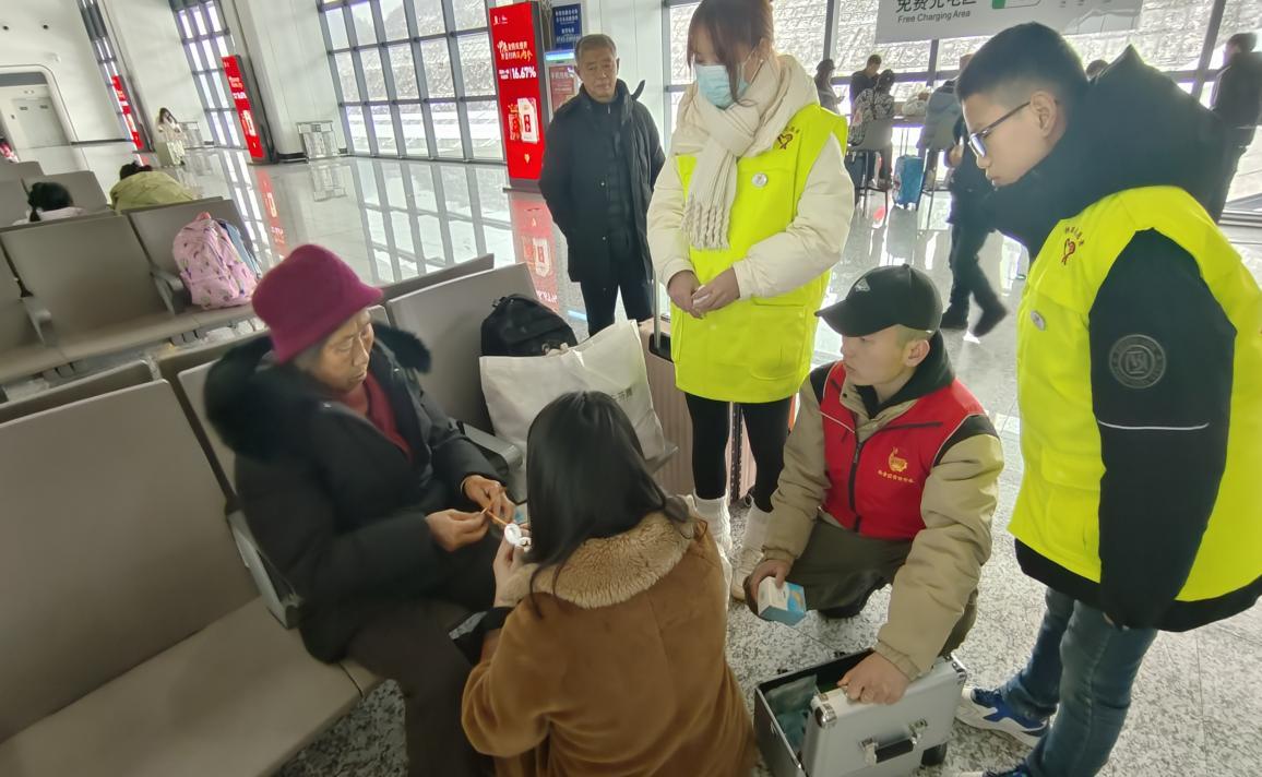 “00后”小伙做志愿者服务春运三年超六百小时,今年还把弟弟带上2