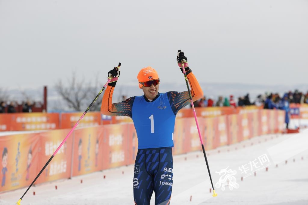 越野滑雪公开组男子双追逐比赛中，重庆运动员王强冲线后庆祝。华龙网特派记者 石涛 摄