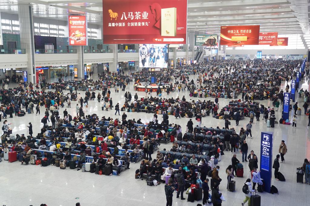 重庆火车站迎来返程客流高峰，全站预计发送旅客28万人次，到达旅客26万人次。通讯员 汪亮 摄