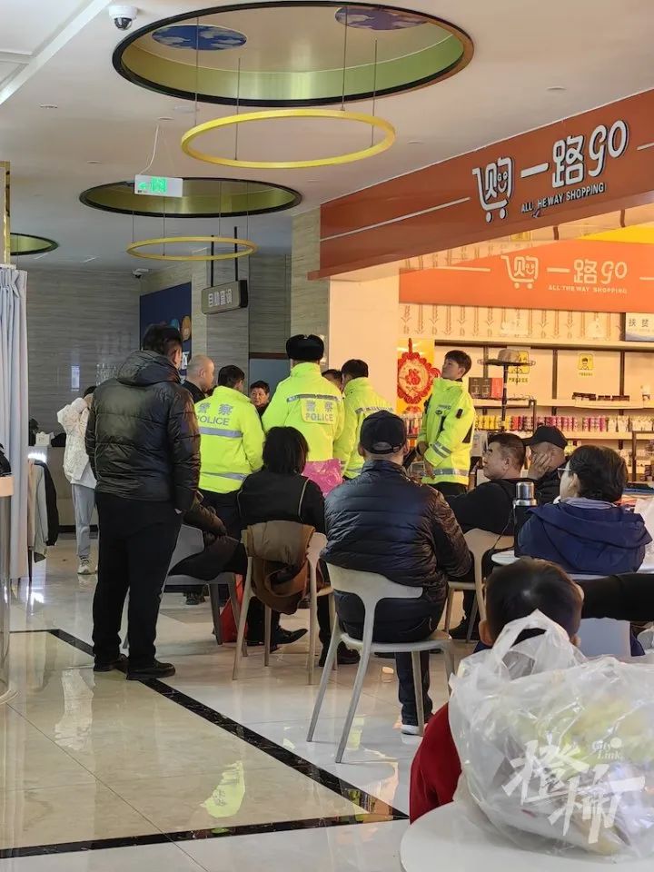 被困沙漠腹地，近千人在服务区打地铺过夜！5