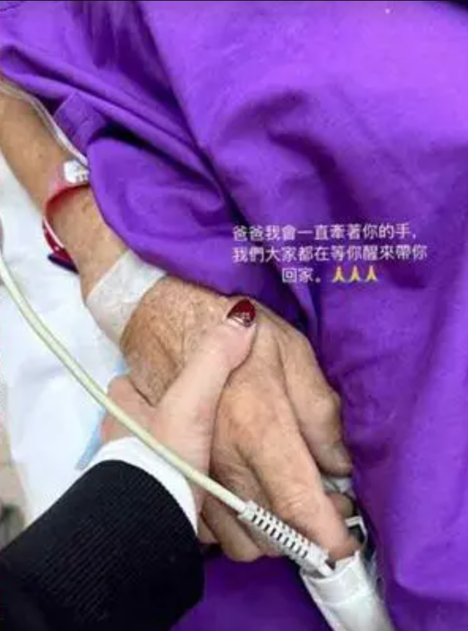 男歌手父亲除夕赏鞭炮，吸入硝烟气喘发作去世2