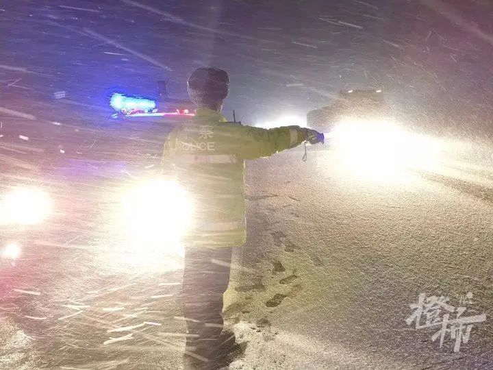 被困沙漠腹地，近千人在服务区打地铺过夜！4