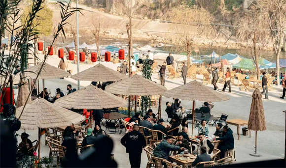 游客在宁河坝坝围炉煮茶。巫溪县文化旅游委供图