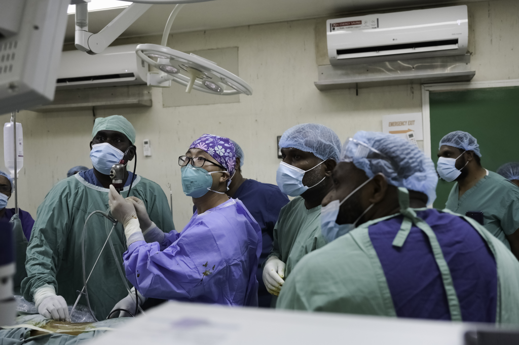 Feng Wubing, a member of the 13th Chinese medical team assisting Papua New Guinea, completed the first case of percutaneous nephrolithotripsy in Papua New Guinea. (Photo provided by the interviewee)