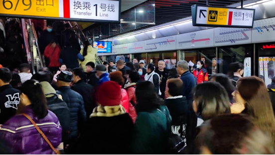 2月10日至17日，重庆轨道交通客运量2437.94万人次。重庆轨道集团供图