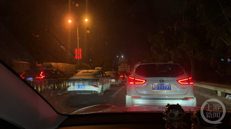 新能源车主自驾海南抢不到票回重庆：只好把老爸的油车“抢”了1