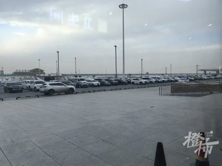 被困沙漠腹地，近千人在服务区打地铺过夜！2