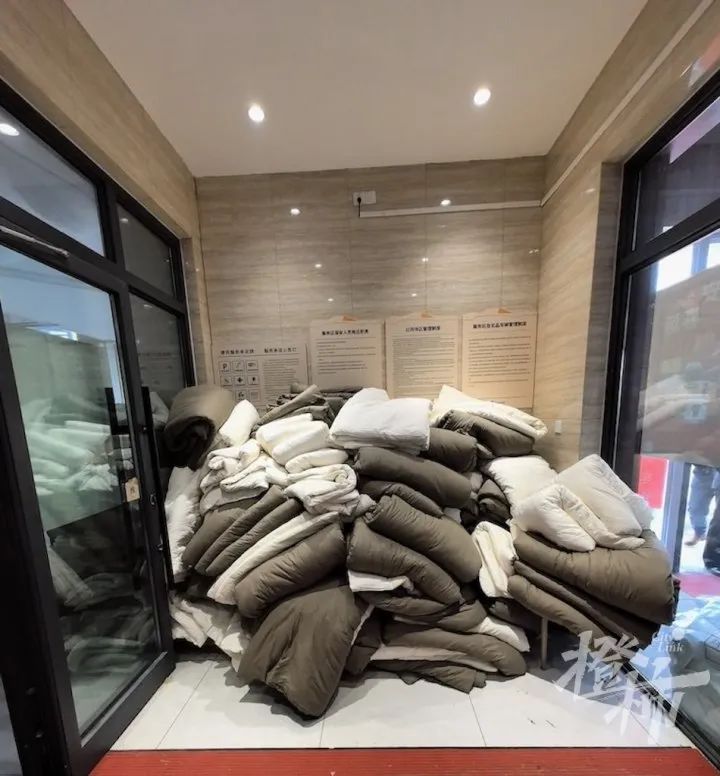 被困沙漠腹地，近千人在服务区打地铺过夜！13