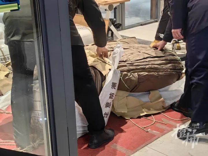 被困沙漠腹地，近千人在服务区打地铺过夜！9