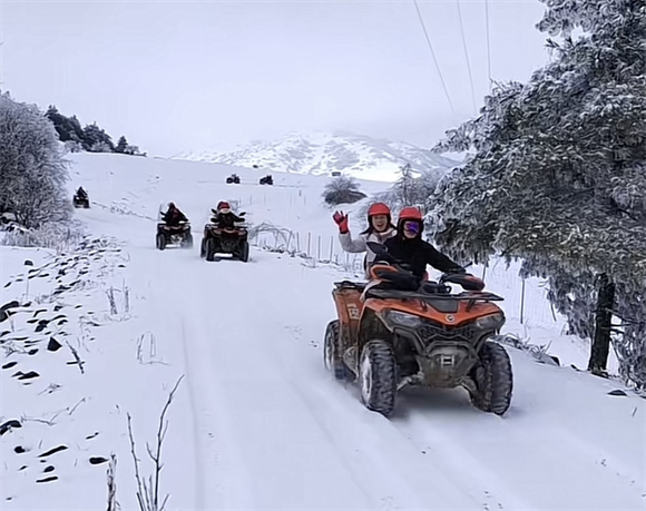 游客驾驶雪地越野车。巫溪县文化旅游委供图