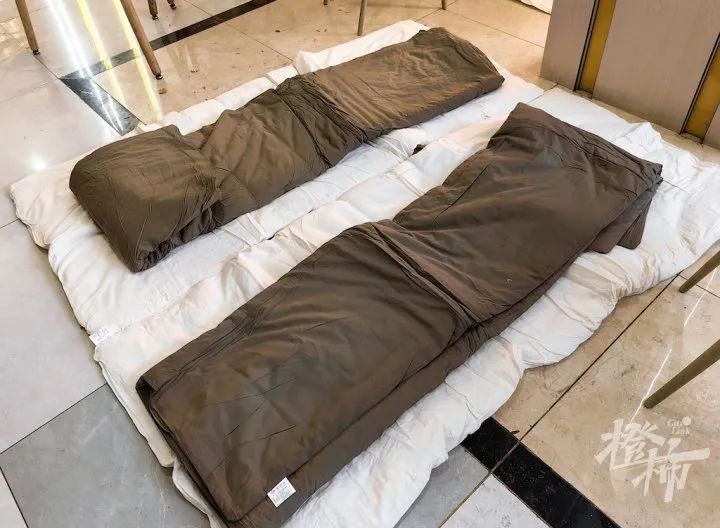 被困沙漠腹地，近千人在服务区打地铺过夜！11