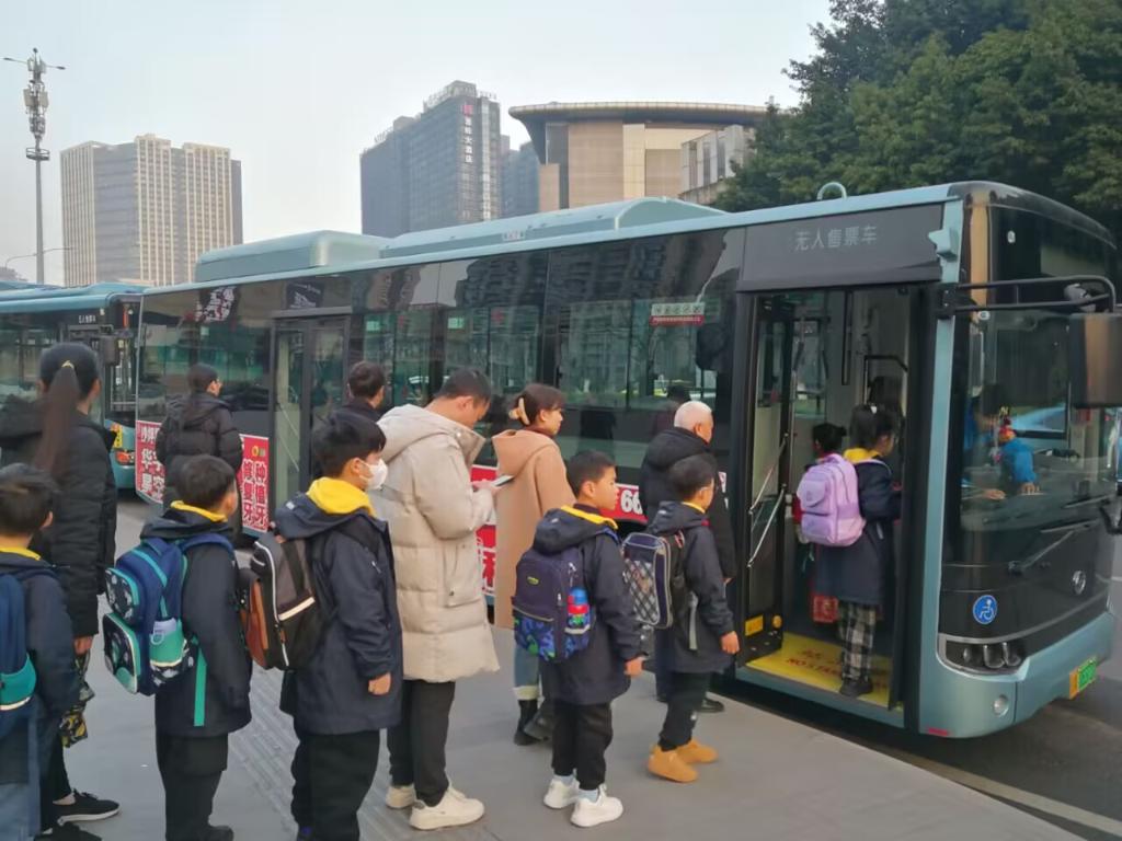 学生有序乘车。重庆西部公交供图