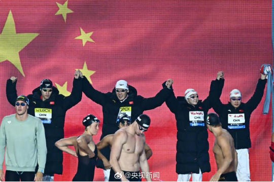 祝贺！中国游泳队刷新亚洲纪录夺冠1
