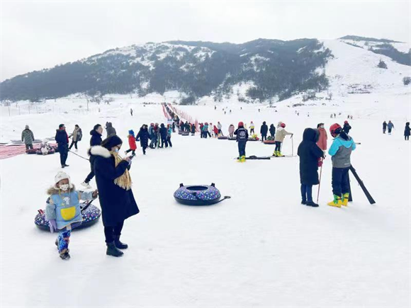 游客在红池坝滑雪场体验滑雪乐趣。巫溪县文化旅游委供图