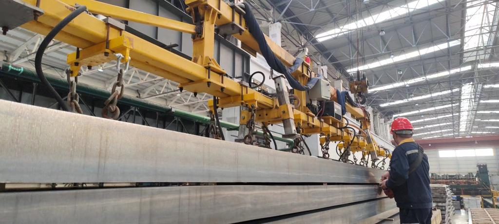 西南铝压延厂厚板生产线现场，工作人员正在紧张吊运为国产大飞机C919配套的铝合金厚板。通讯员 杨磊 摄