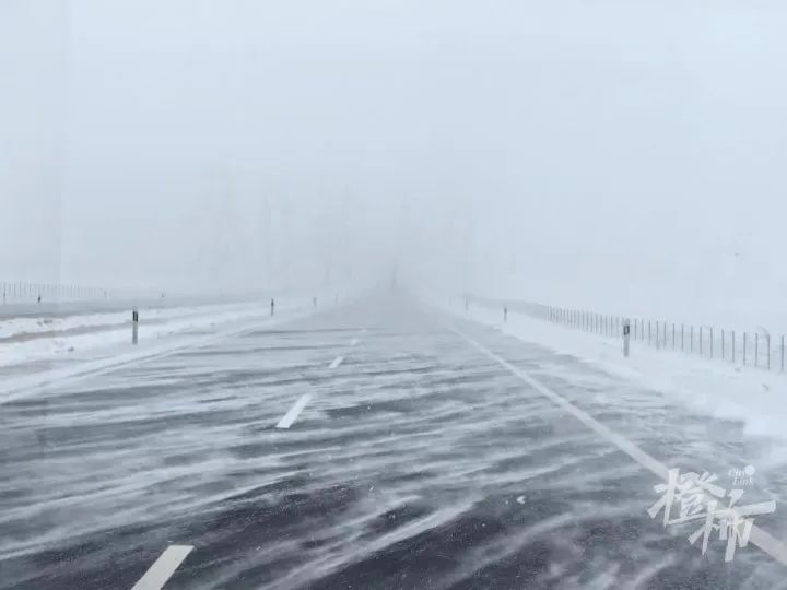 被困沙漠腹地，近千人在服务区打地铺过夜！1