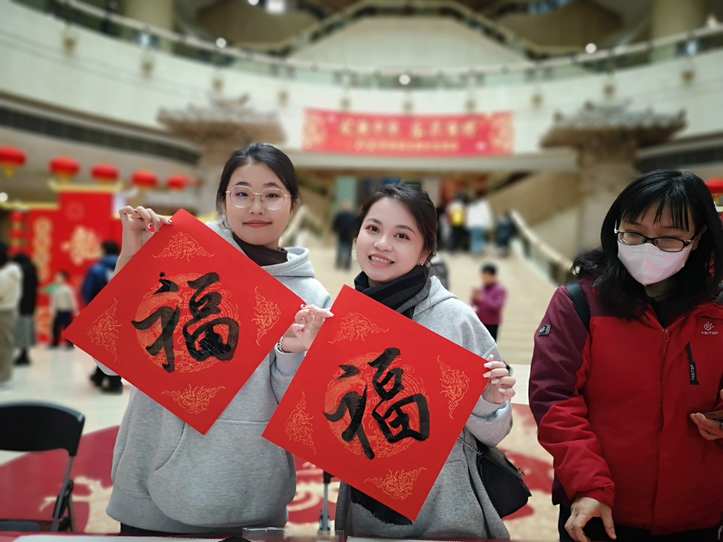 馆内举办写福字活动。重庆中国三峡博物馆供图