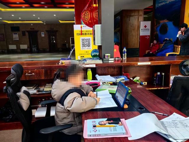 小学生寒假作业被丢巴黎厕所，热心网友带回国！赶作业大戏即将上演24