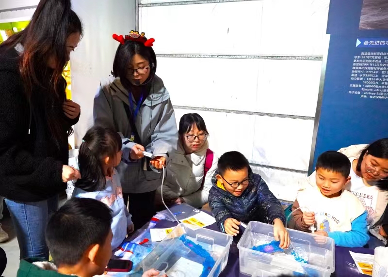 龙年春节，观众们在重庆科技馆体验科学小实验。重庆科技馆供图