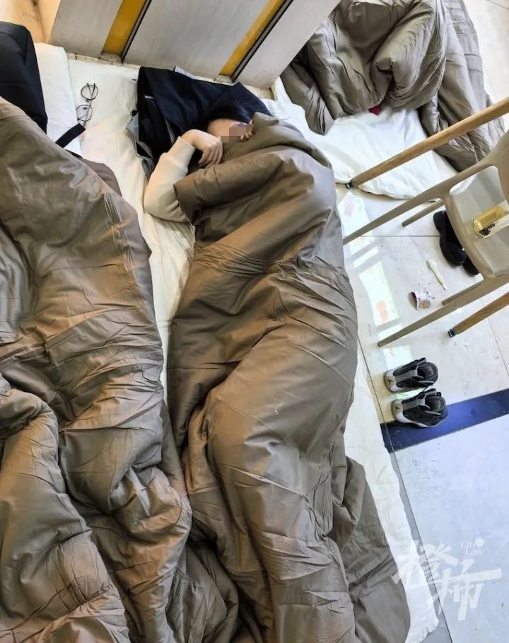 被困沙漠腹地，近千人在服务区打地铺过夜！12