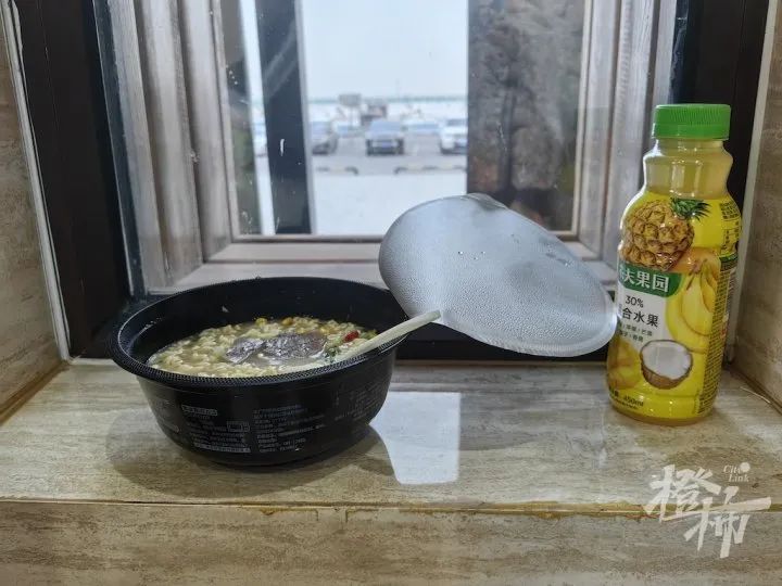 被困沙漠腹地，近千人在服务区打地铺过夜！6