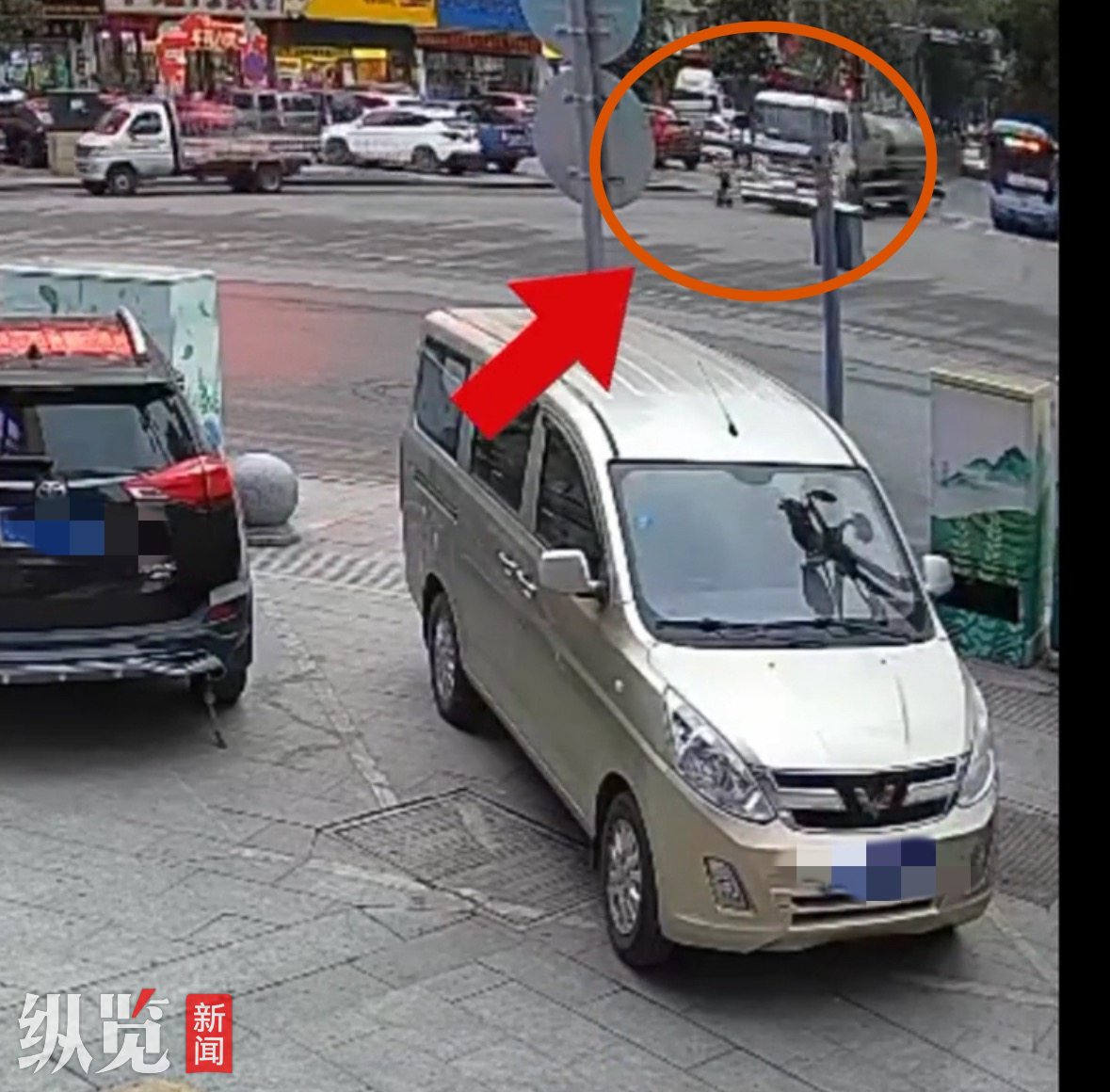 湖南一地洒水车清扫作业时撞死路人逃逸？当地城管、交管部门回应