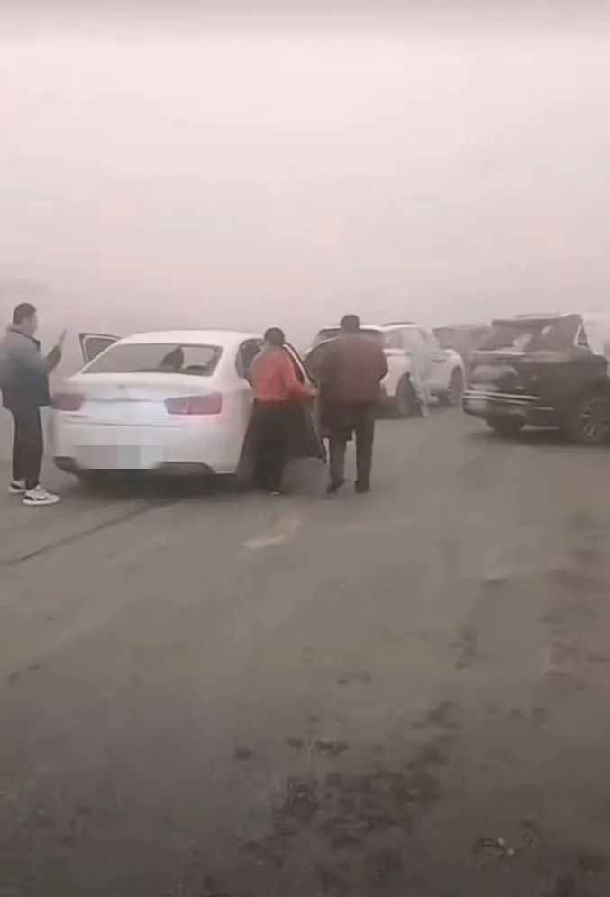 新疆沙尘暴被困旅客：滞留近千辆车，被安排到村民家过夜1