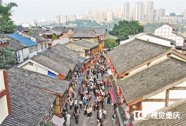 重庆景区接待游客超千万人次 春节期间，全市消费总额比去年同期增长12.4%3