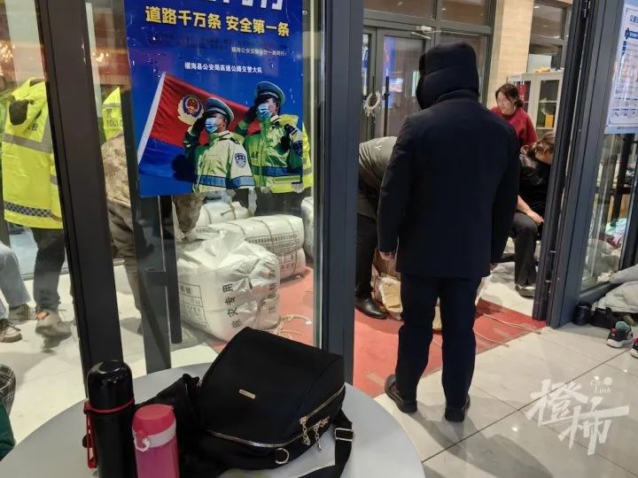 被困沙漠腹地，近千人在服务区打地铺过夜！8