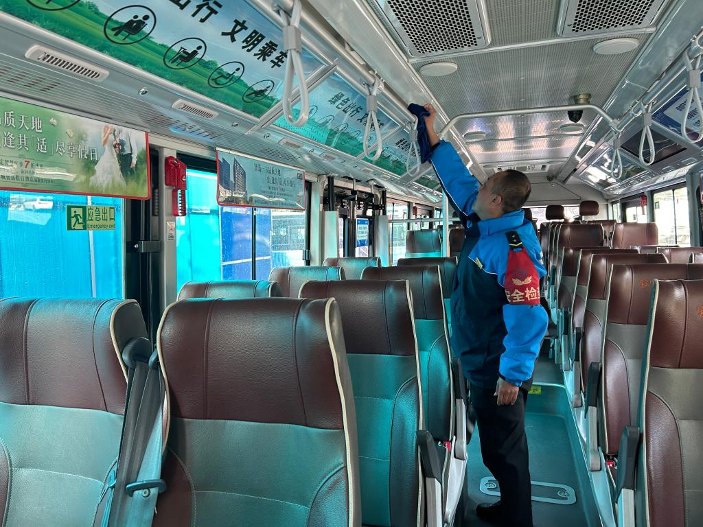 工作人员打扫车厢。重庆西部公交供图