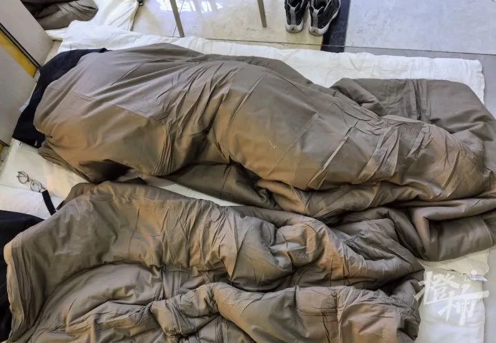 被困沙漠腹地，近千人在服务区打地铺过夜！10