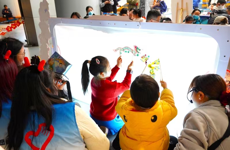 孩子们在重庆科技馆通过皮影戏等形式，寄托对龙年的美好祝福。重庆科技馆供图