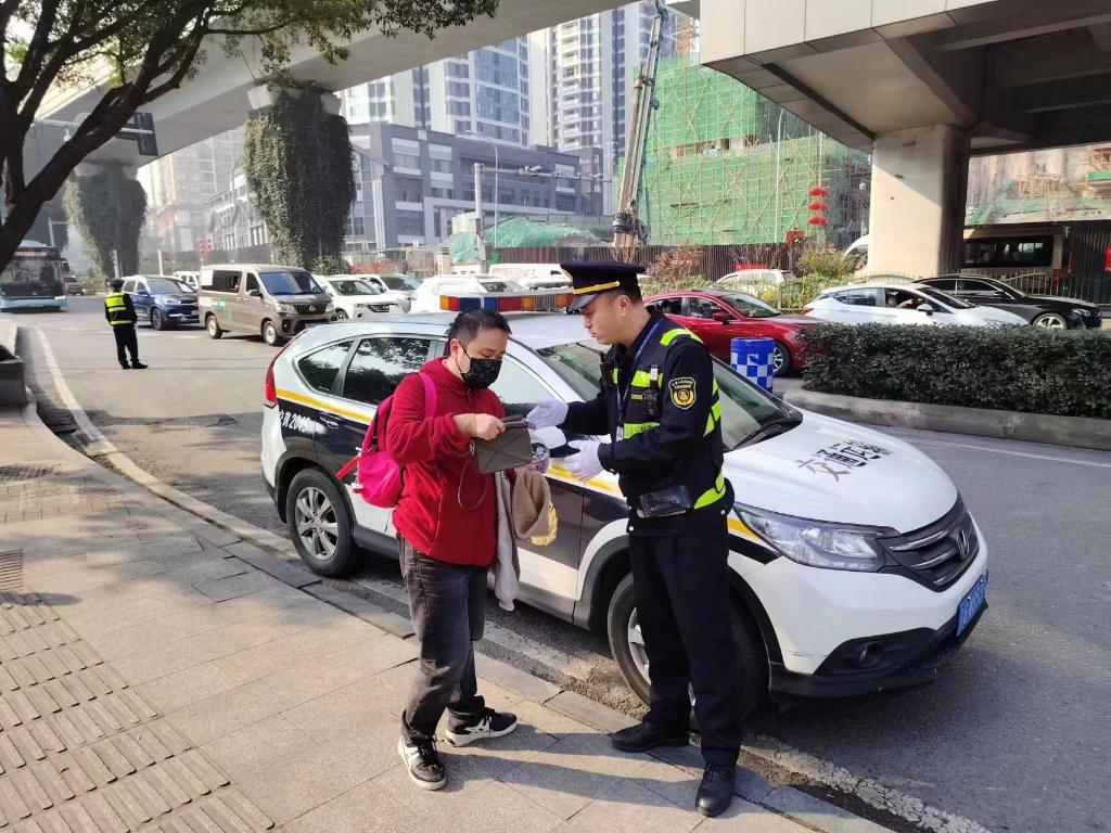 执法队员为游客提供出行指引。重庆交通执法部门供图