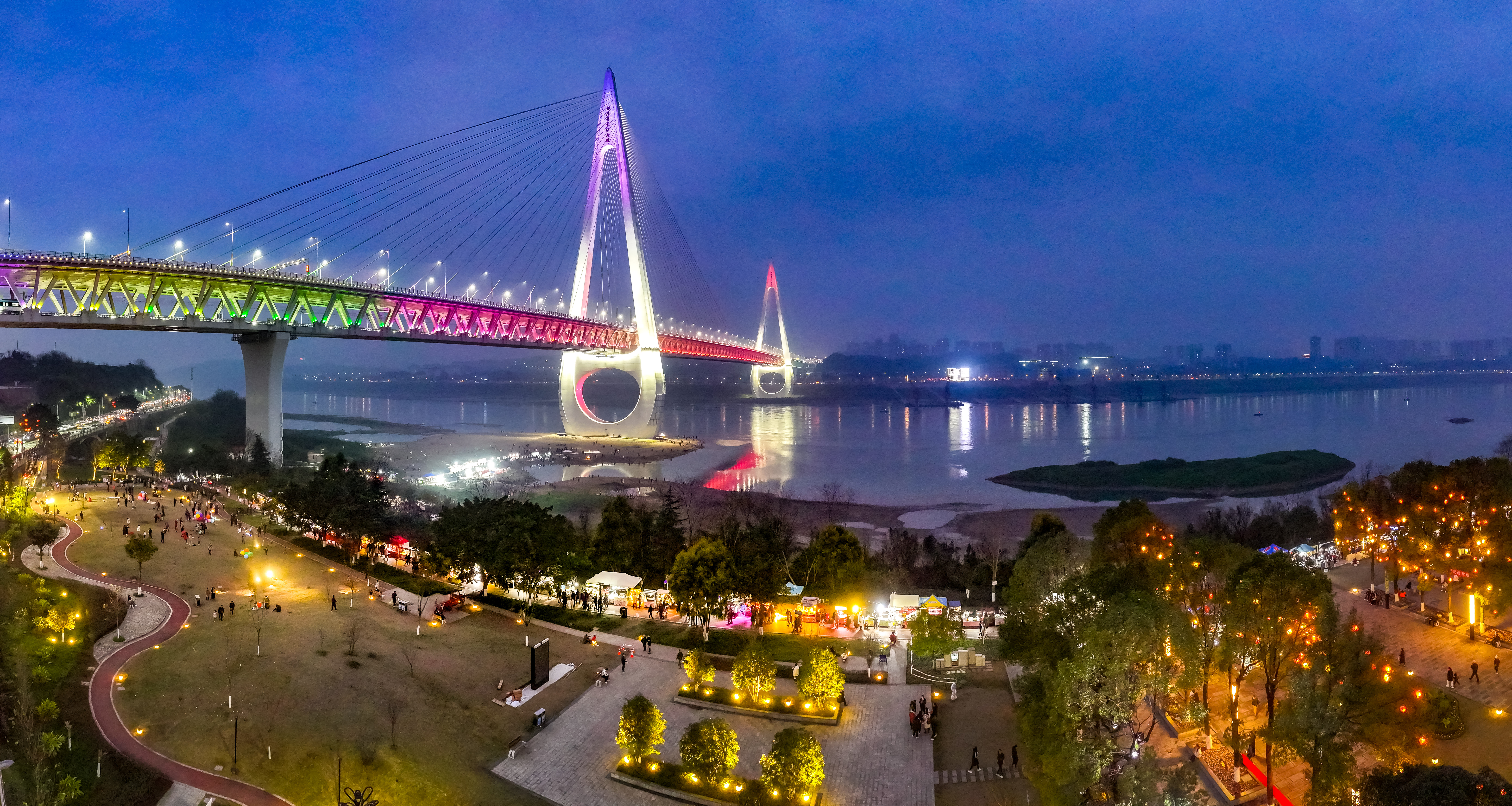 春节假期逾50万人打卡“星际之门” 白居寺长江大桥为何“火出圈”？1