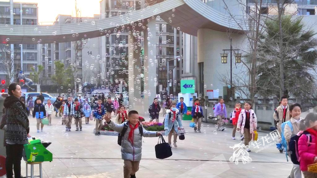 2月19日，重庆大学城树人小学校迎来龙年开学首日。华龙网记者 梁浩楠 摄