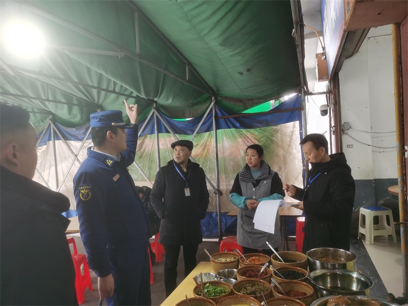 检查指导现场。垫江县消防救援大队供图 华龙网发