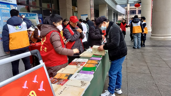 图书馆组织志愿者在綦江人民医院开展文化志愿服务活动