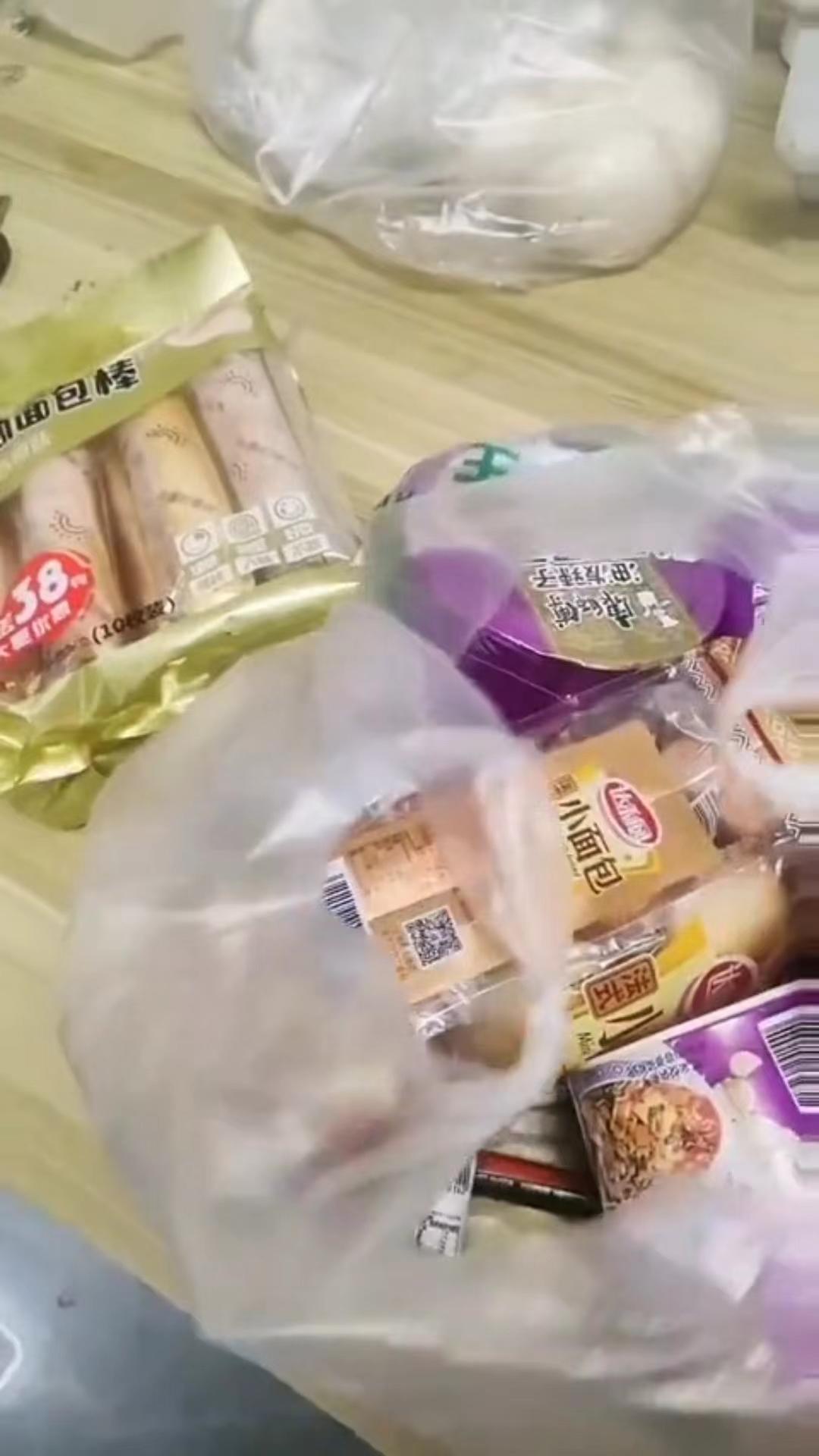 新疆强沙尘暴亲历者称空中夹着土和石子儿，当地人带滞留一家四口回家4