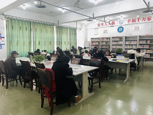 春节期间，读者来到图书馆认真学习