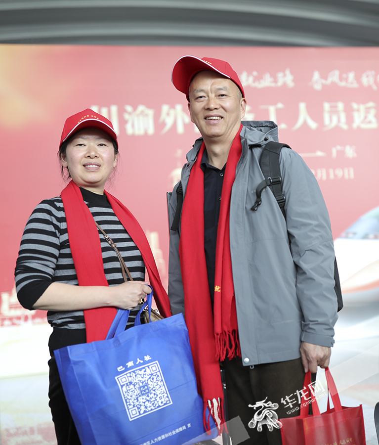 刘俊（右）和李昌芬夫妇。华龙网首席记者 李文科 摄