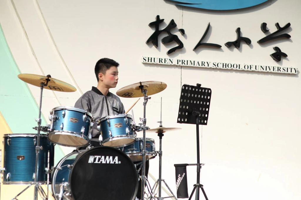 开学典礼上，学生架子鼓表演。学校供图
