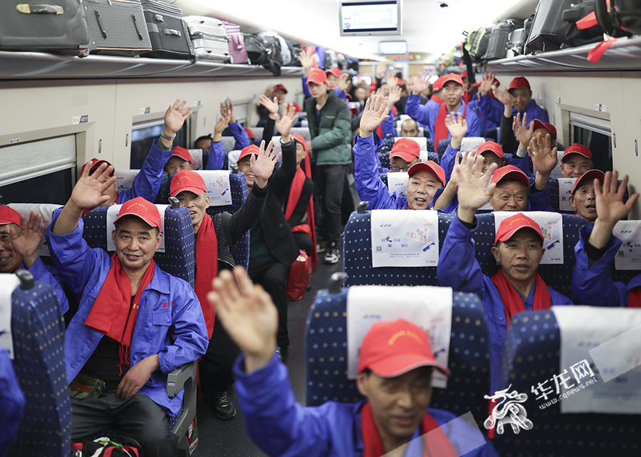 400余名川渝务工人员“一站式”返粤。华龙网首席记者 李文科 摄