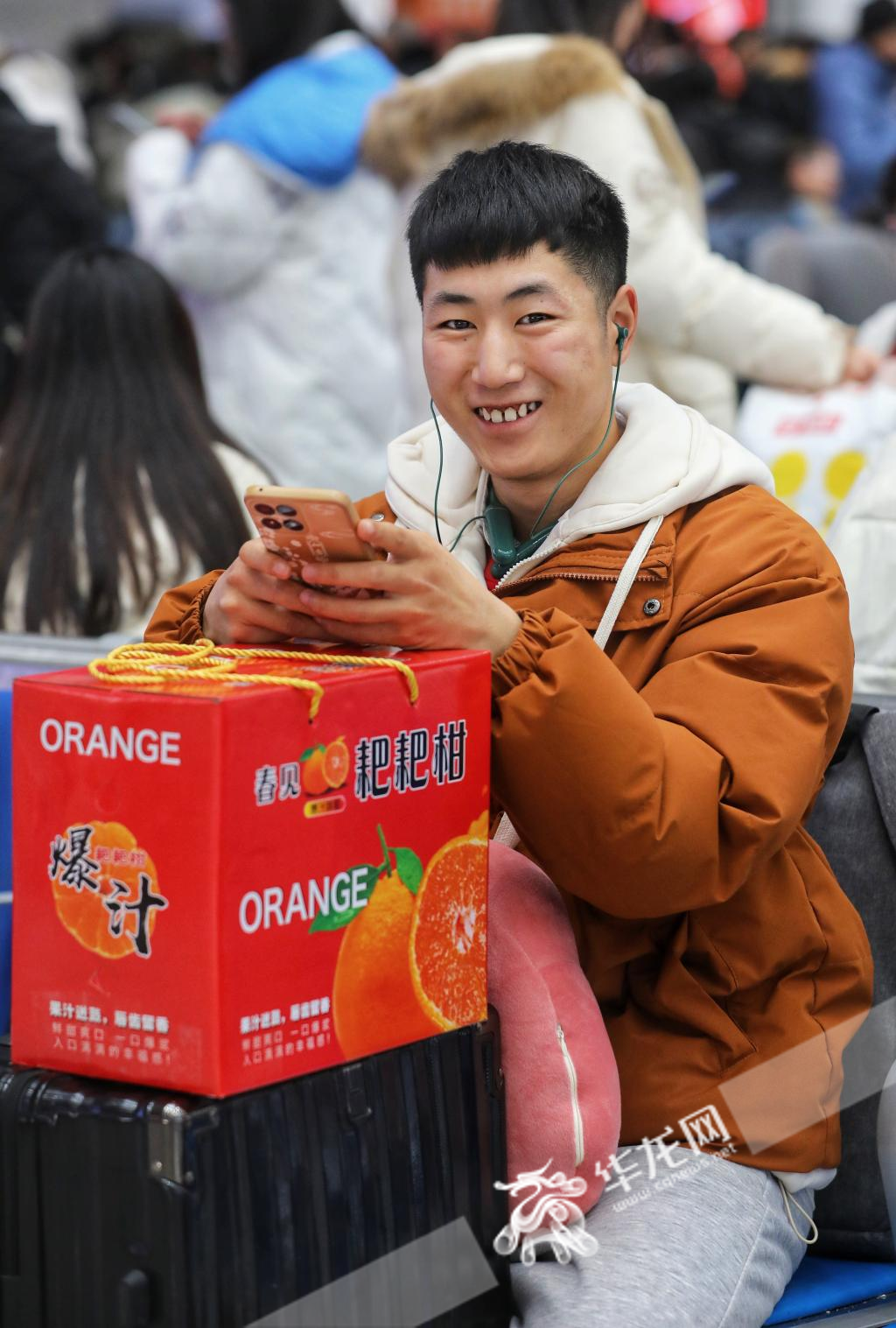 03，李冬和带着一箱“春见”耙耙柑回巫山，他在重庆东站的项目工地忙了一年，这是单位发的春节礼物，要带回给老家的父母。