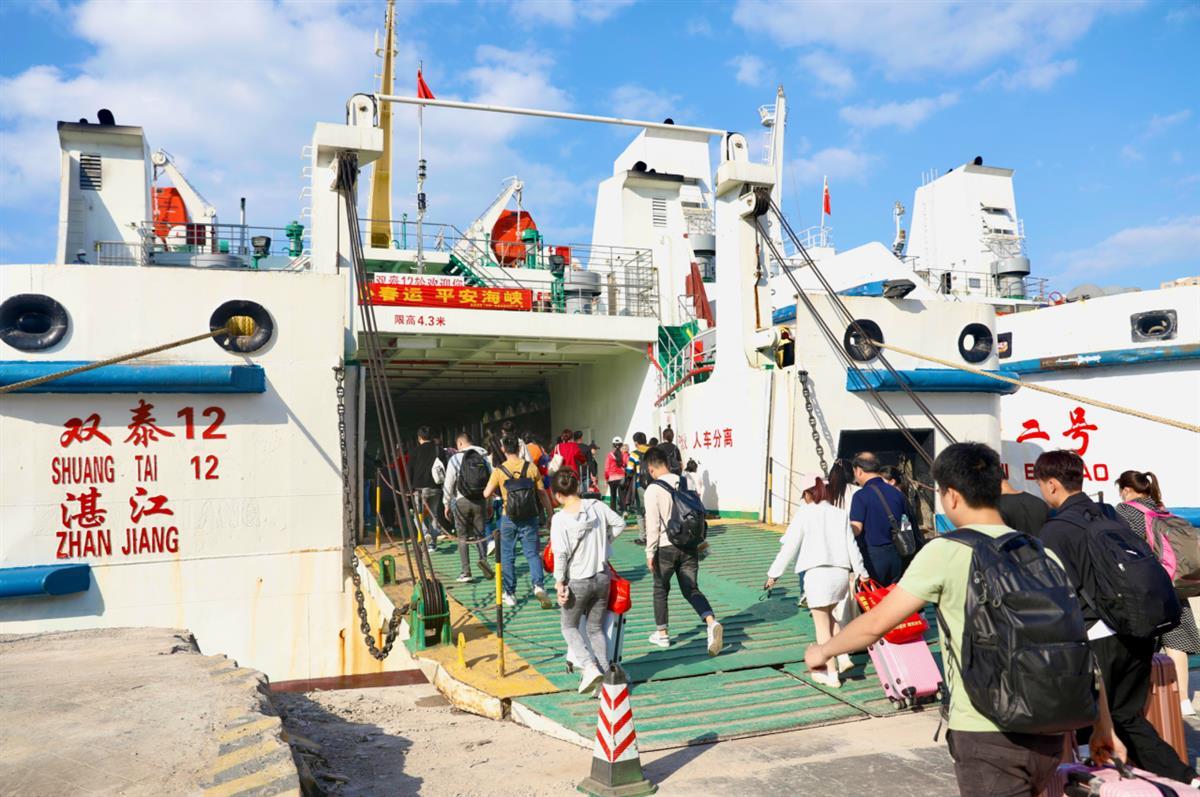 节后海南离岛难：进港车辆需排队超10小时，“代排”每小时80元3